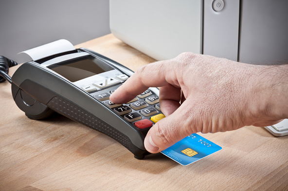 Blenë 2 milionë lekë mall me karta të klonuara, 3 persona në kërkim