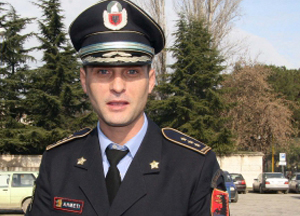 Nishani shkarkon dy drejtuesit e grupit të Sigurimit