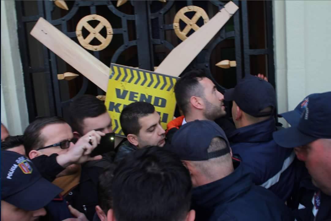 Kreshnik Spahiu lirohet nga qelitë: O Erion, o spurdhjak, o karagjoz!