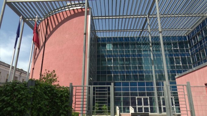 Historia e arrestimit të gjyqtares së Lezhës. Avokati,1.5 milionë lekë në corape, 500 mijë në cantës e gjykatëses