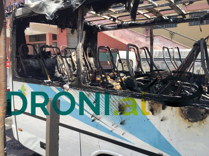 FOTO GALERI/ Autobusi i djegur sot në Krujë