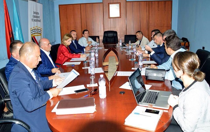 Bashkitë e djathta: Qeveria nuk na financon, i jep fonde mbi kritere politike