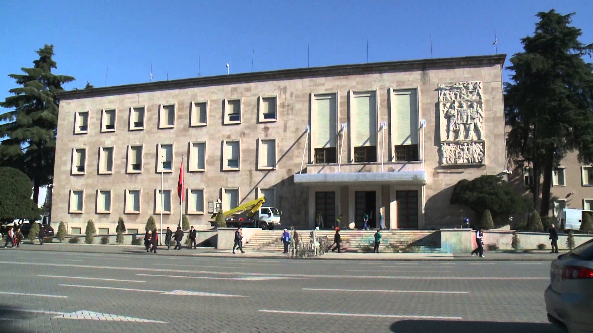 Aksident para Kryeministrisë, makina përplas një person me motor