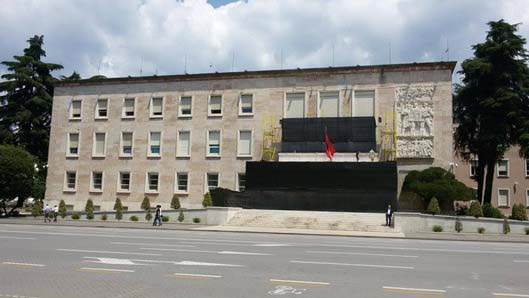 Kryeministria ndërhynë në fasadën e saj – por godina është monument kulture