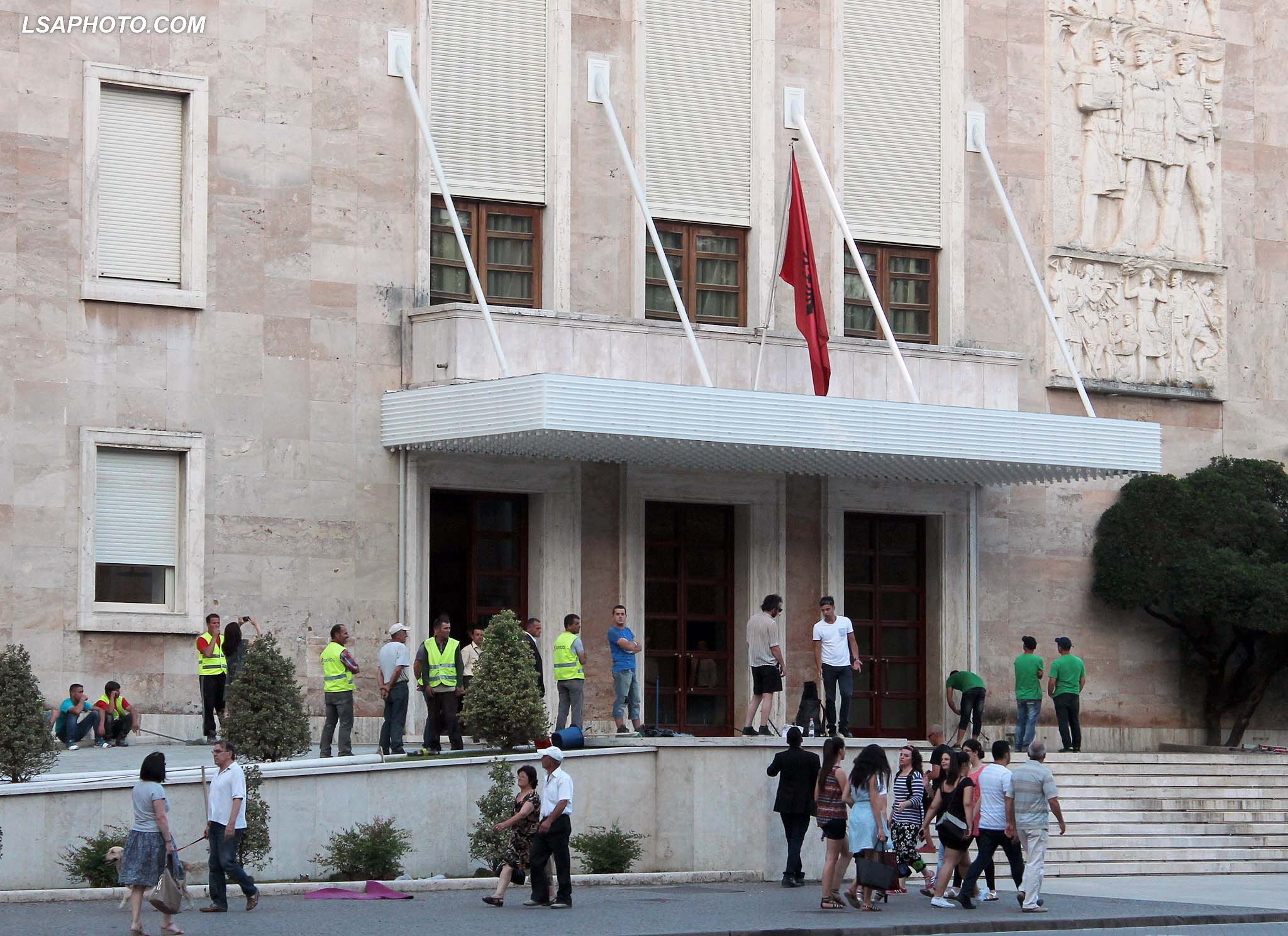 Qeveria lehtëson kriteret për të qënë drejtor