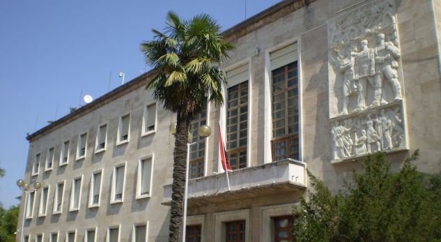 Kapet “Denisa Strakosha”, seks dhe një vend pune në Kryeministri