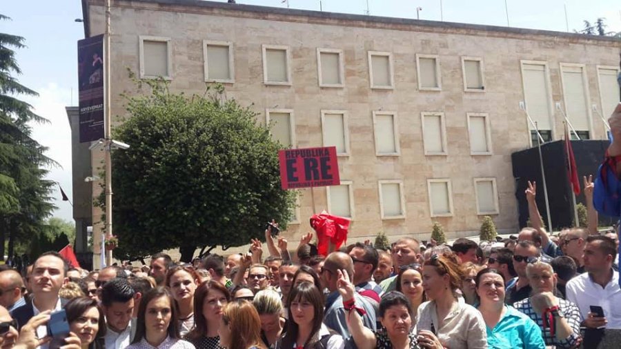 FOTOLAJM/ Kryeministri mbyll grilat