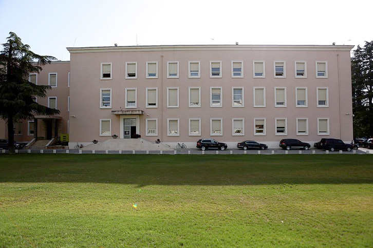 Arrestohet “punonjësja” e Kryeministrisë, mori 6 500 euro për tenderin e makinave