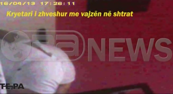 VIDEO SKANDALI SEKSUAL/ Policia shoqëron ish kreun e Bashkisë Shukri Xhelilin