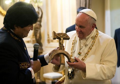 Një kryq “komunist”, dhuratë Papa Françeskut