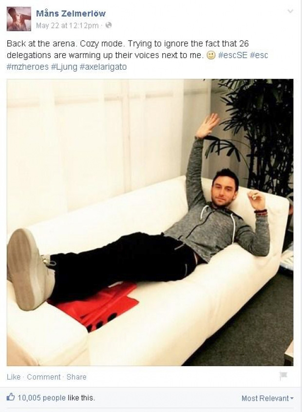 Këmbët mbi flamur, shqiptarët kërcënojnë fituesin suedez të Eurosong, këngëtari i “Heroes”, fshin foton nga interneti