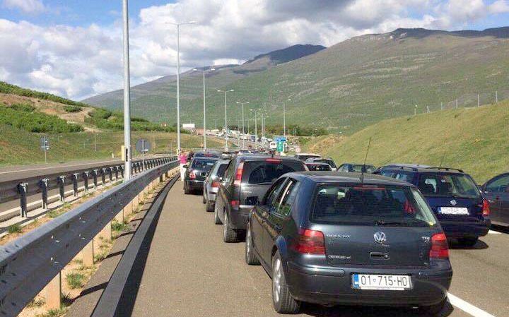 Kosovarët bllokohen në kufirin me Shqipërinë, ironizojnë: Ka ndonjë mbledhje te përbashkët te dy qeverive sa për të marrë poza…?
