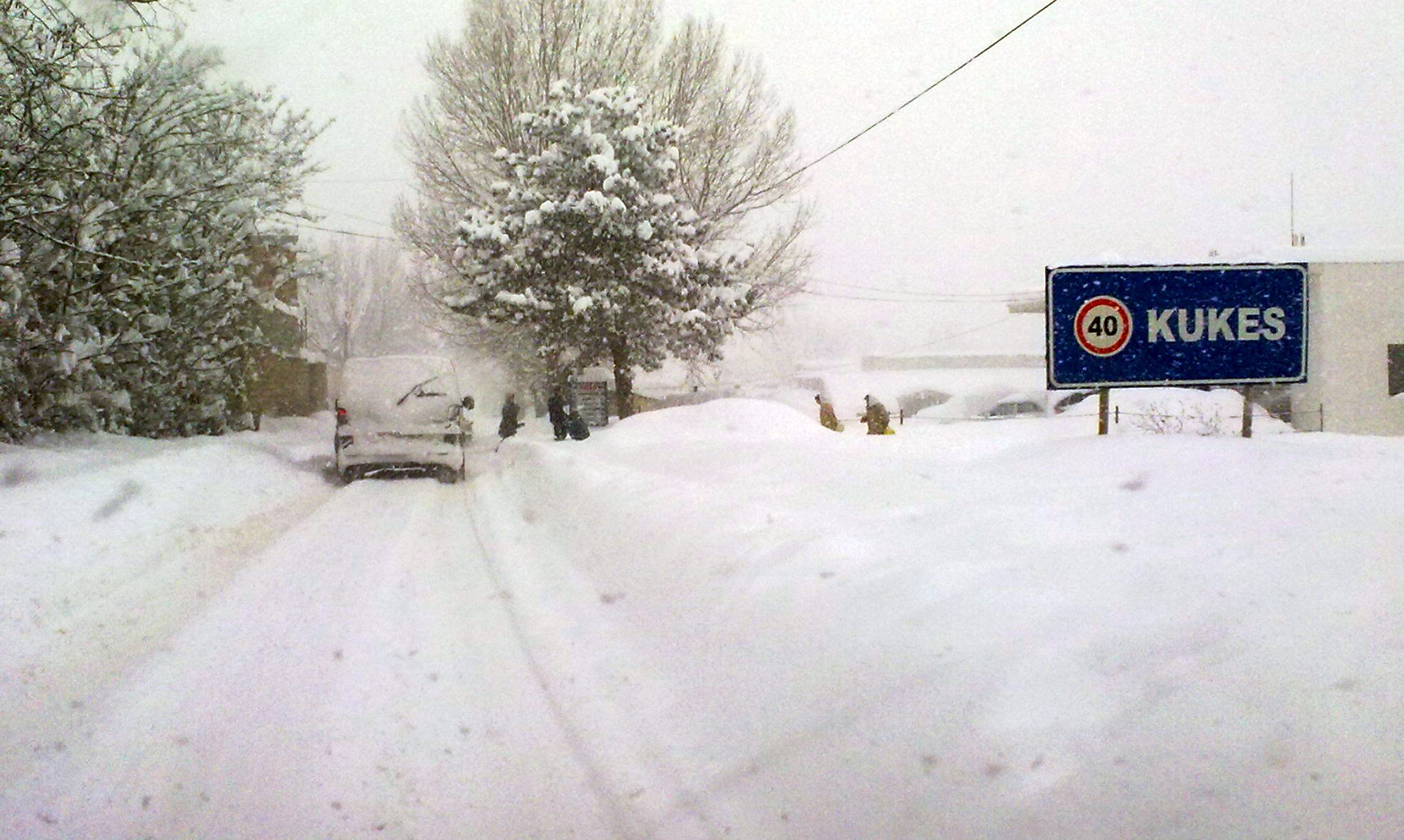 Borë dhe reshje shiu në të gjithë vendin, ja akset problematikë në qarkullim