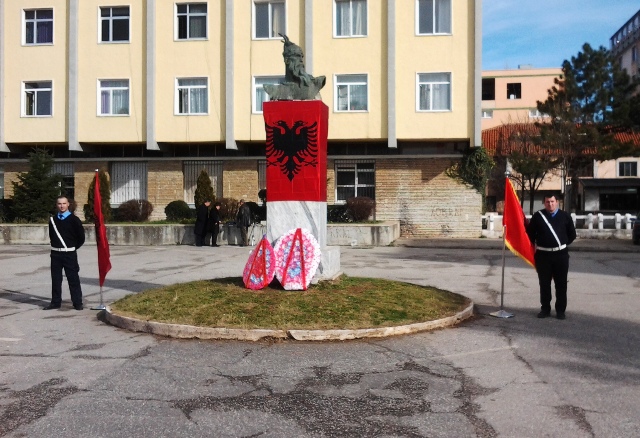 FOTO/ Kukës, zhduket nga sheshi busti i heroit kombëtar Gjergj Kastriot Skënderbeut