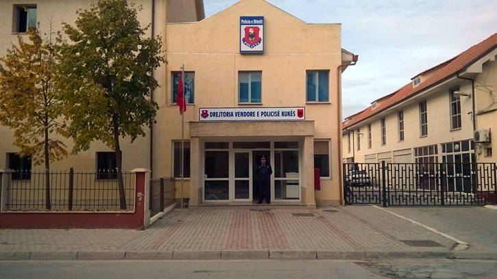 Kukës, policia kap “mat” hajdutët në hangarin ku po vidhnin