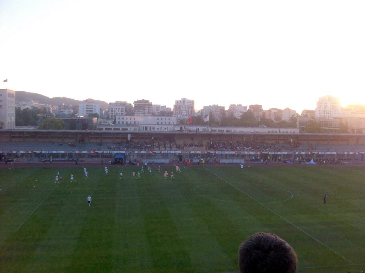 FOTO/ Europa League, goditet futbollisti polak nga tifozët, ndërpritet ndeshja Kukësi-Legia Varshavë