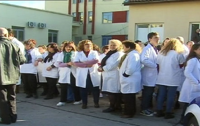 Dalin në protestë sanitaret e spitalit të Kukësit: Na shkarkuan nga puna, kanë futur militantët partiak