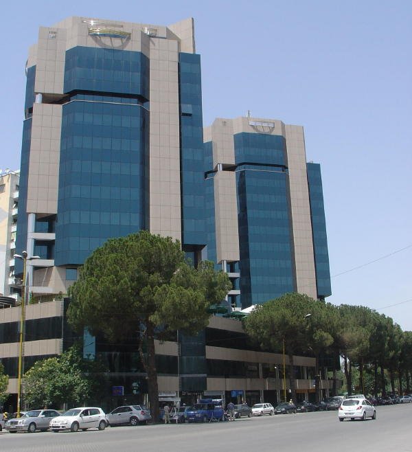 Grataçelat në Tiranë, ndërtuesit paralajmërojnë flluskën