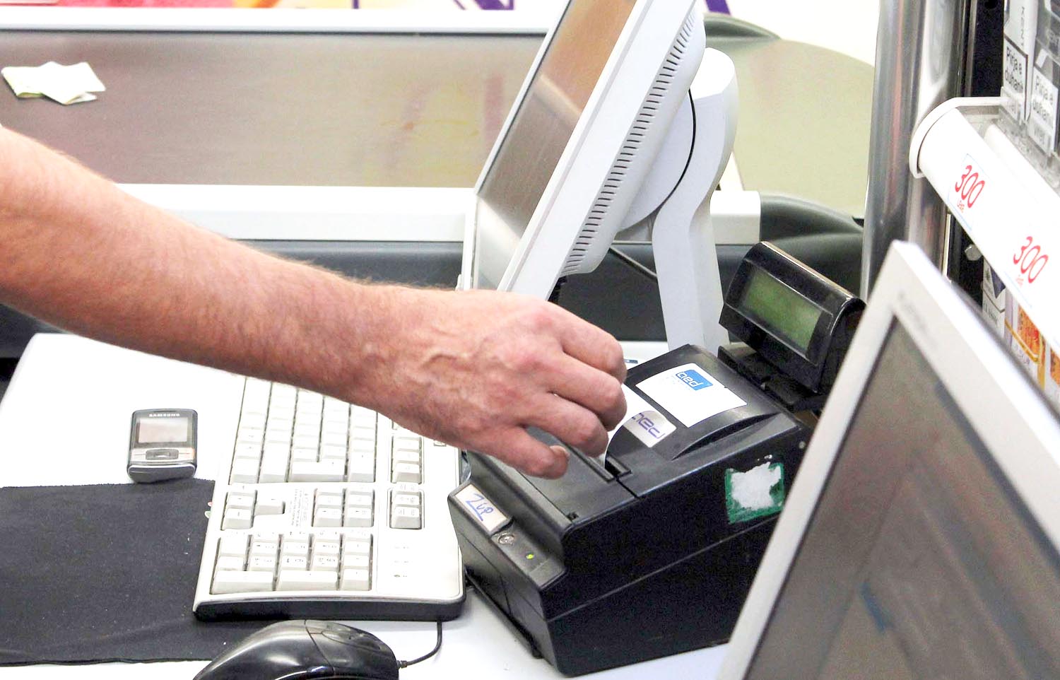 Tatimet pranojnë abuzimin me profesionet e lira për vendosjen e kasave, heqin gjobat