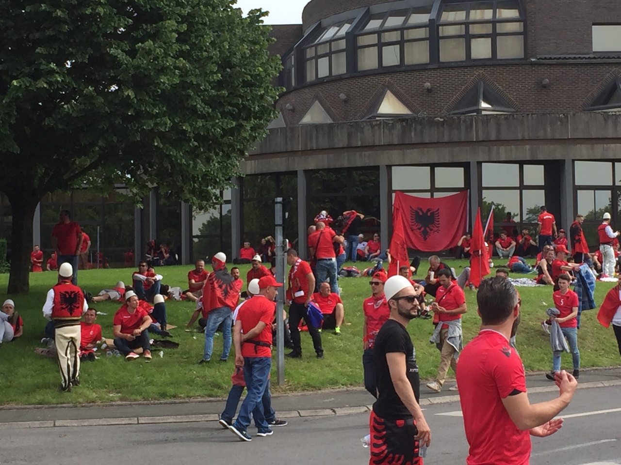 FOTO & VIDEO/ Lensi vishet kuq e zi, ja atmosfera festive në pritje të Shqipëri- Zvicër