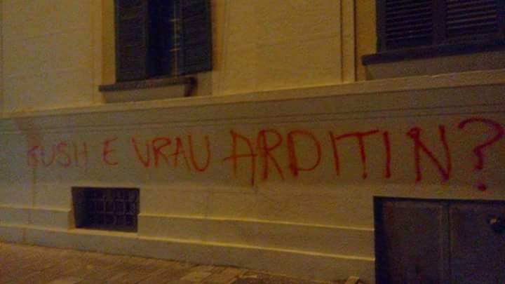 FOTO GALERI/ Muret e Bashkisë së Tiranës mbushen me shkrime për Arditin