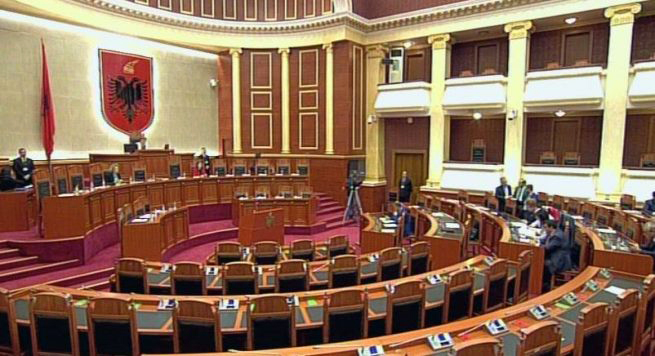 FOTO LAJM/ Aleatët e braktisin PS-në edhe në Kuvend