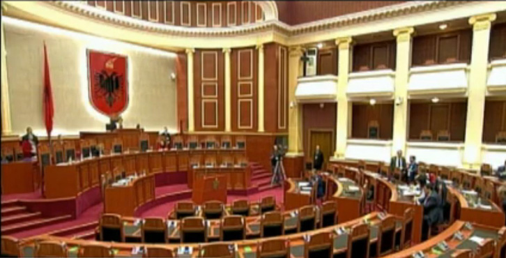 FOTO LAJM/ Aleatët braktisin Edi Ramën, bojkotojnë votimin e ministrave