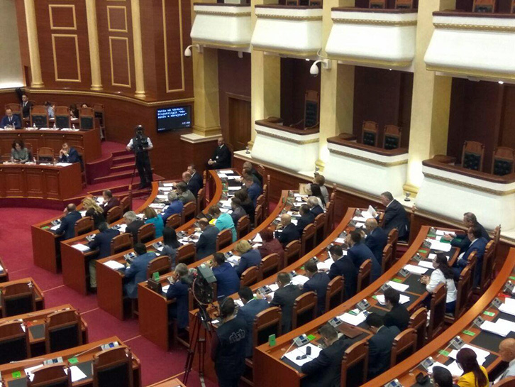 FOTO GALERI/ Deputetët “e përjashtuar” në rresht edhe seancën e fundit, Taulant Balla “i gëzon” me nga një kafe