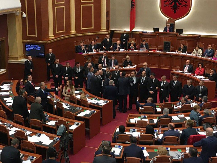 Rama fyen sërish opozitën, ndërpritet seanca e Kuvendit