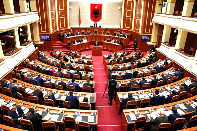 Betohen tetë deputetë të rinj, rritet numri i grave në Kuvend