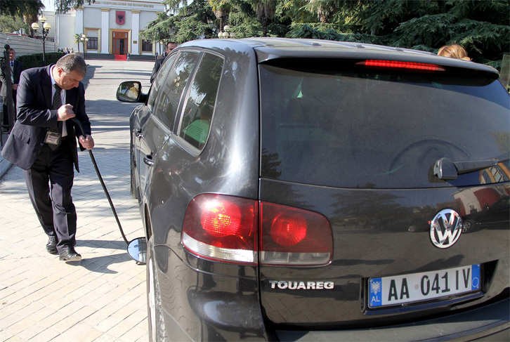 Garda rrethon parlamentin, kontroll fizik deputetëve