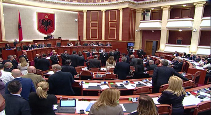 PD kushtëzon funksionimin normal të parlamentit, kërkon ti hapet rrugë “dekriminalizimit”