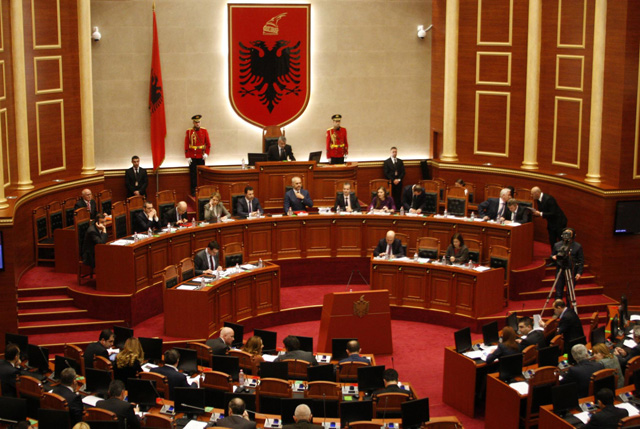 Deputetët e mazhorancës kundër, Kuvendi shtyn miratimin “e sekuestrimit të pasurisë” për debitorët e energjisë