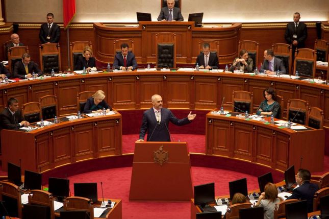 Denoncimi i deputetit: Rama nuk voton Reformën në Drejtësi. Po mbledh votat për zgjedhjet e parakohshme