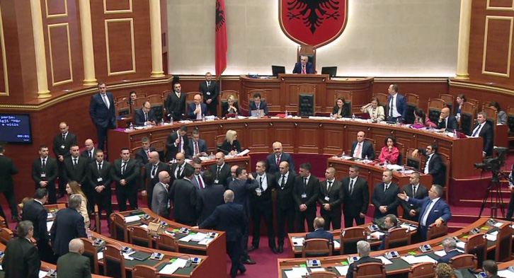 Rama provokon opozitën, ndërpritet seanca e Kuvendit