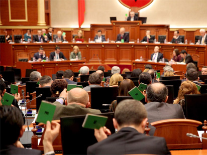 Kuvendi voton arrestimin me 80 vota për Tom Doshin dhe 79 vota për Mark Frrokun