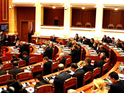 Votohet ne 126 vota, Rezoluta mazhorancë – opozitë