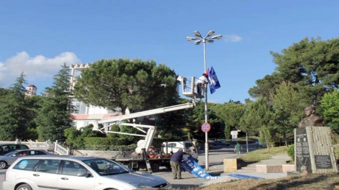 FOTO LAJM/ Rama në Kuçovë, bashkia merr masat… Heq flamujt dhe banderolat e PD-së