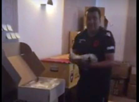 VIDEO/ Pamje të trishtuara, kuqezinjtë bëjnë gati valixhet