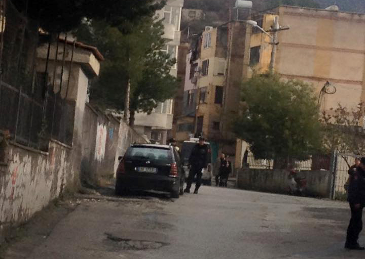 FOTO LAJM/ Laç, asnjë tabelë në rrugë, por policia “in action” për të mbushur arkën e shtetit me gjoba