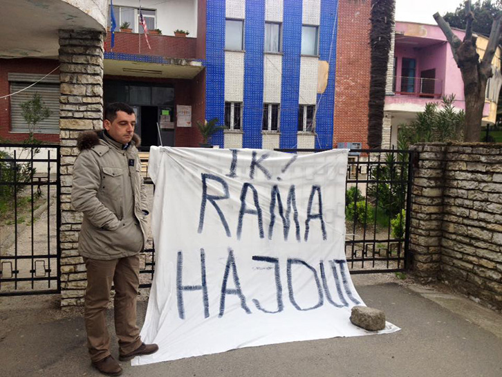 Laç, protestë kundër varfërisë dhe ndotjes së qytetit