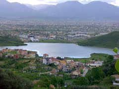 Mbytet njëri nga binjakët në liqen në Laknas