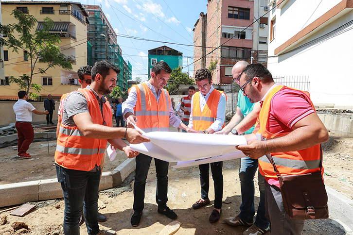 INVESTIGIMI/ Gjashtë mashtrimet e Erion Veliajt, përuroi punë publike e doli në TV kur ishte me pushime në Turqi