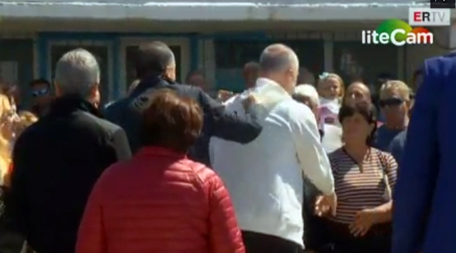 VIDEO LAJM/ Artan Lame i vëmendshëm, “i legalizon” kapuçin Edi Ramës