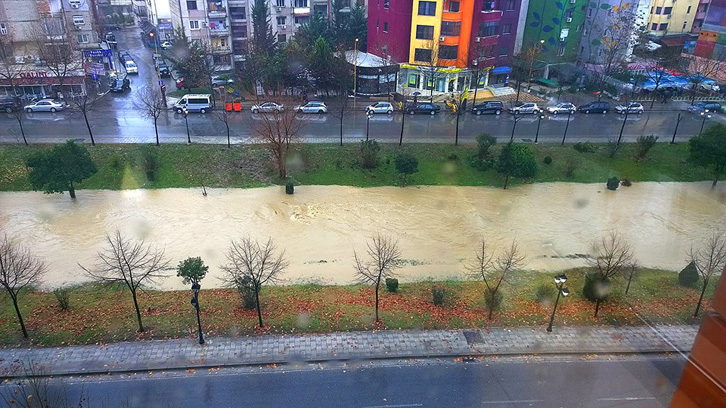 FOTO/ Gjysma e Tiranës nën ujë, shirat “përmbytin” edhe propagandën dhe demagogjinë e Erion Veliajt