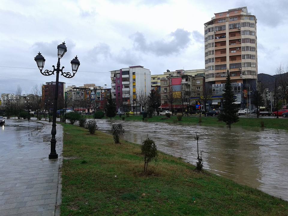 FOTO/ Lumi Lana del nga shtrati, ja cila është gjendja në Tiranë