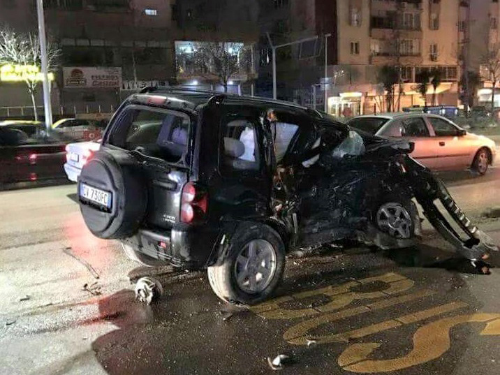 VIDEO/ Laprakë, përplasen dy automjete, një vajzë fluturon nga makina dhe vdes