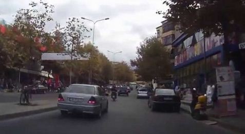 Aksident në Laprakë, furgoni i shkollës përplaset me autobuzin