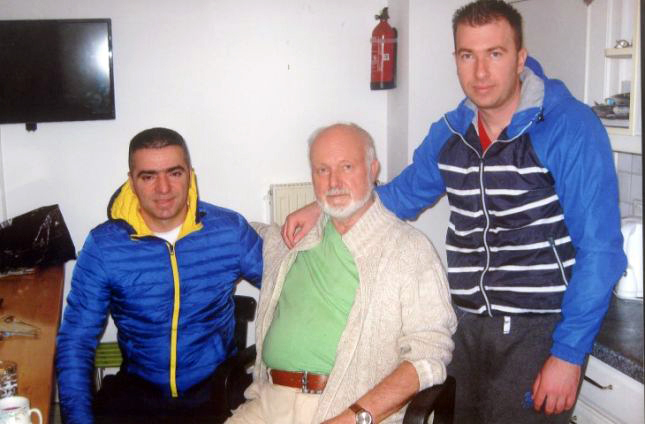 HISTORIA/ Pensionisti gjerman adopton vëllezërit shqiptarë për t’i shpëtuar nga gjakmarrja