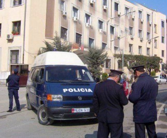 Tentoi të shtypë me makinë fqinjin e tij, arrestohet 56-vjeçari në Durrës